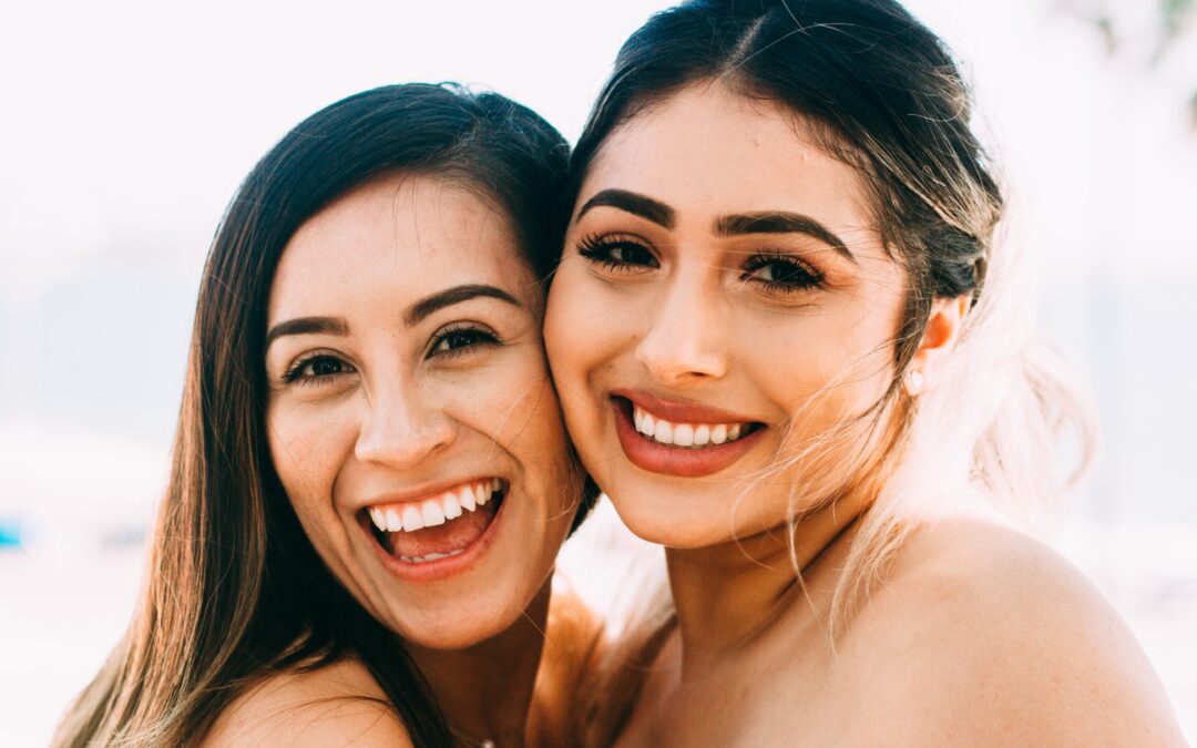 Porcelain Dental Veneers vs. Bonding: Here’s What You Should Know!